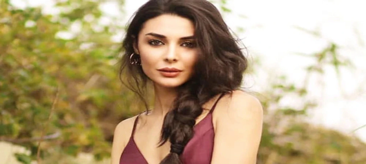 B&uuml;şra Cebe: Senaryo yazarken sete dahil oldum