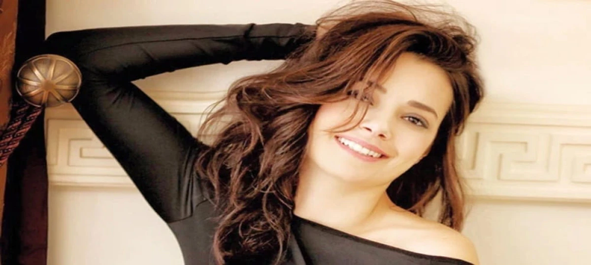 &Ouml;zg&uuml; Namal, Berlin&rsquo;de d&uuml;nya yıldızlarıyla yarışacak