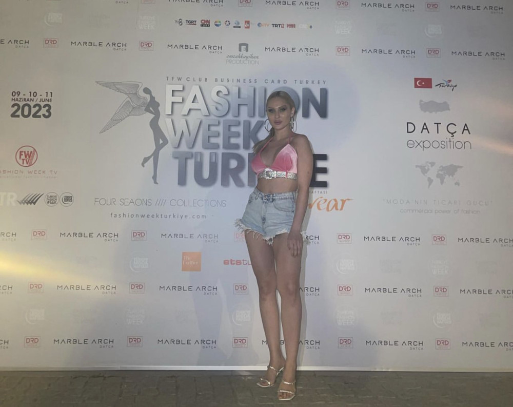 Ünlü model Merve Yüksel, tatil pozlarıyla herkesi büyüledi